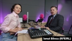 Psihologul Mihai Copăcean, în studio-ul Europei Libere, în dialog cu jurnalista Adriana Nedelea. 
