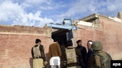 Пакистан аскерлери талиптер бомбалаганы шектелген кыздар мектебинде, 14-декабр, 2009-жыл.