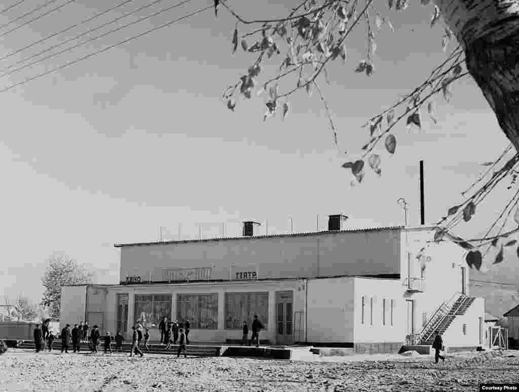 &quot;Чатыр-Көл&quot; кинотеатры. Ат-Башы айылы. 1970-жыл. Сүрөттүн автору - Н.Жиганов.&nbsp; &nbsp;