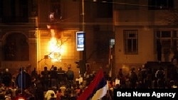 تظاهرکنندگان صرب به سفارت آمریکا در بلگراد حمله کردند.
عکس از BETA NEWS