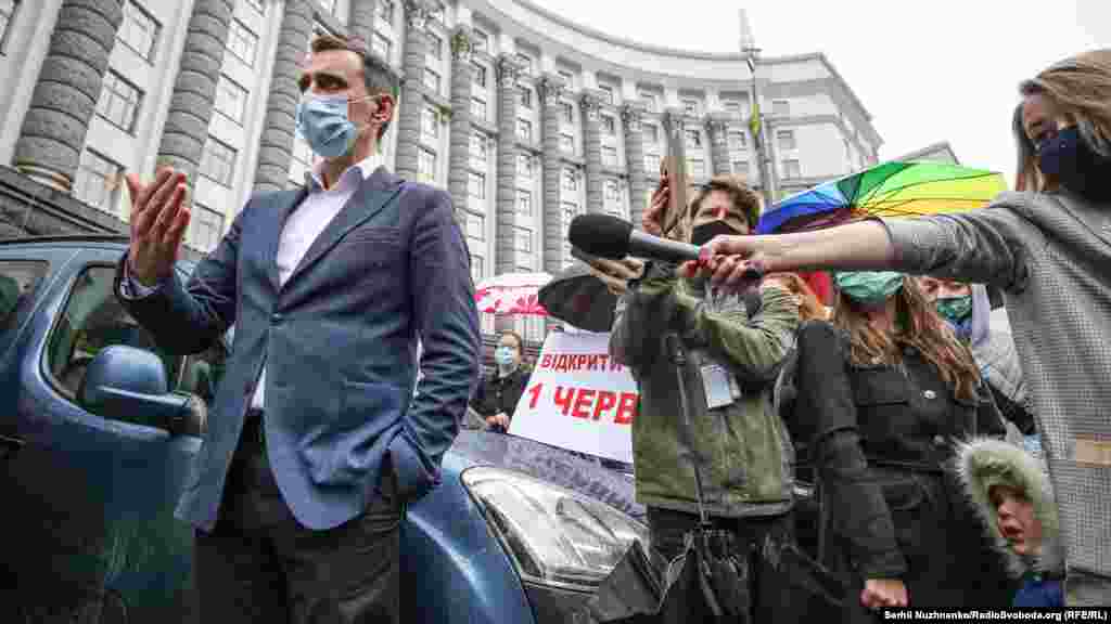 Віктор Ляшко вийшов до протестувальників і протестувальниць. Він запевнив, що дитячі садочки дозволять відкривати з 25 травня &ndash; одночасно із запуском громадського транспорту