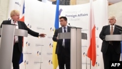 Министр иностранных дел Украины Павел Климкин (в центре) с главами МИД Польши Витольдом Ващиковским (справа) и Великобритании Борисом Джонсоном во время пресс-конференции в Киеве, 1 марта 2017 года
