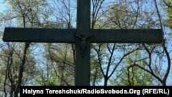 Хрест у неіснуючому селі Пужники на Тернопільщині, де завершилась ексгумація