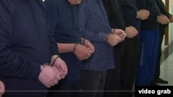 Туркменское государственное телевидение регулярно демонстрирует публичные разоблачения а рамках борьбы с широко распространенной преступностью в стране. Несмотря на противоречие национальному законодательству, арестованные публично выступают свидетельствуя против себя. 