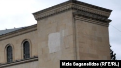 ”ორთაჭალჰესის” შენობა ბარელიეფის მოხსნის შემდეგ