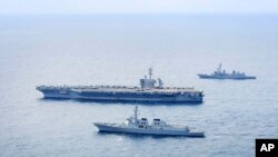 Razarač južnokorejske mornarice, nosač aviona američke mornarice Theodore Roosevelt i razarač japanskih pomorskih snaga, tokom zajedničke pomorske vježbe, april 2023.