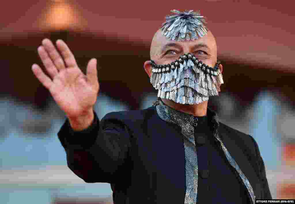 Një i ftuar merr pjesë në ceremoninë hapëse të festivalit më 2 shtator. Kjo ngjarje është e para që mbahet e hapur, në kohën e pandemisë së koronavirusit.