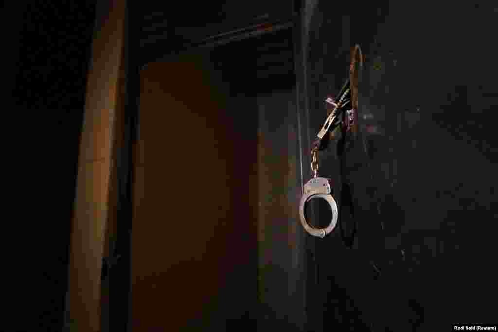 Lisice u zatvoru, Alep.