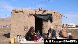 Оогандык ички бозгун үй-бүлө эптеп башпаана там салып жашоодо. Герат. 2020-жылдын 22-январы. 