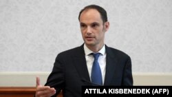 Ministrul de Externe al Sloveniei, Anze Logar, spune că „asistența este pârghia pe care o are Uniunea Europeană”. Slovenia deține actual președinția Consilului Uniunii Europene.