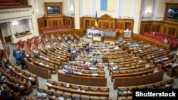 Поки «Телеканал Рада» налічує трохи більше як 250 тисяч підписників, загальна кількість підписників активних Youtube-каналів нардепів перевищує позначку в чотири мільйони