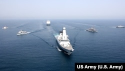 Британський есмінець «Дефендер» (на фото з однієї з операцій морської безпеки в Перській затоці він на першому плані) разом із нідерландським підтримають у Чорному морі Україну