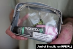 Андрій Кузнечик демонструє косметичку з гелем після гоління з написом «Svoboda», яку йому передала у в'язницю Алеся