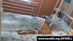 Ильхомбой Садуллаев в реанимационном отделении Турткульской районной больницы Каракалпакстана. Фото предоставлено редакции «Озодлика» семьей покойного.