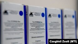 Első oltáshoz használatos, orosz fejlesztésű Szputnyik V koronavírus elleni vakcina dobozai a Debreceni Egyetem Kenézy Gyula Egyetemi Kórház Nappali Kórházában kialakított oltóponton 2021. március 17-én