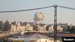 Дим над Ідлібом, як стверджує організація «Білі шоломи», внаслідок авіаудару. Кадр з відео, оприлюдненого 1 грудня 2024 року