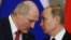 Президент Білорусі Олександр Лукашенко (ліворуч) та президент Росії Володимир Путін. Москва, березень 2015 року