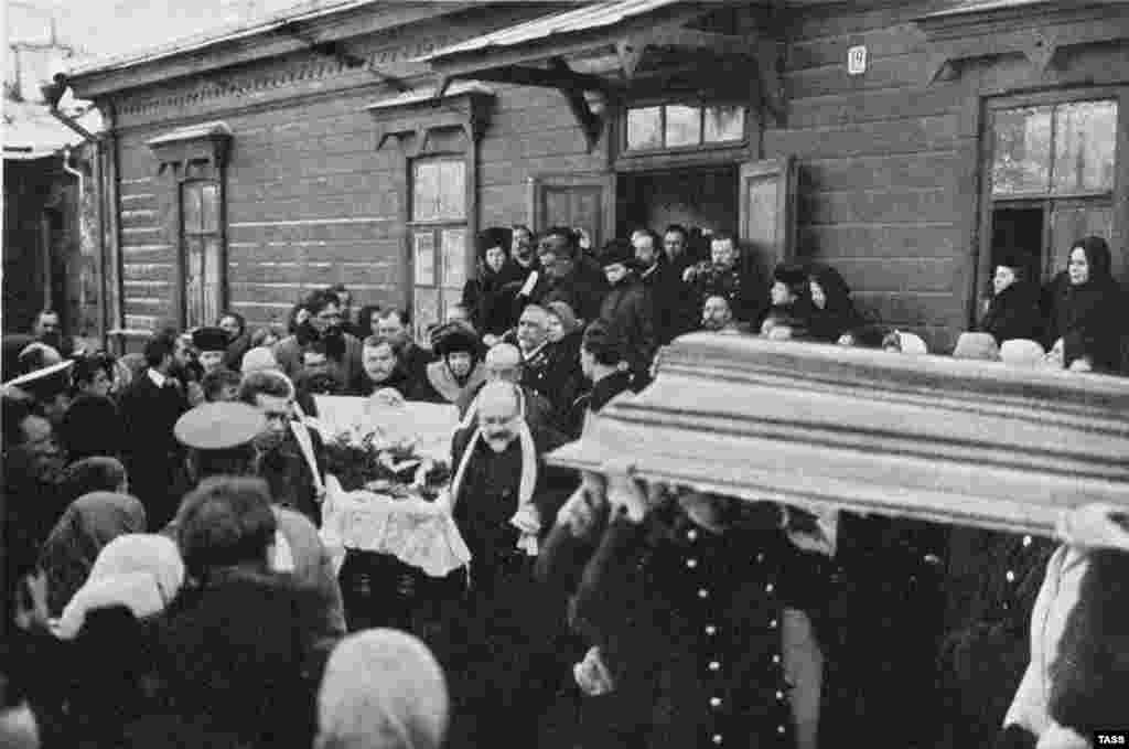 Тело Толстого выносят из здания железнодорожного вокзала в Липецкой области. Российский император Николай II писал: &laquo;Искренне сожалею о смерти великого писателя, который в период расцвета таланта отразил в своих произведениях образы славных лет русской жизни. Пусть Господь Бог будет ему милосердным судьей&raquo;.