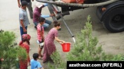 Раздача воды населению Ашхабада (архивное фото)  