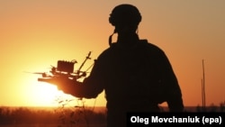 უკრაინელი სამხედრო მოსამსახურე FPV დრონით ფრონტის ხაზთან ახლოს, ზაპოროჟიეს რეგიონში. 2025 წლის 25 სექტემბერი