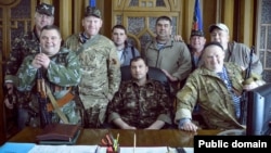 Перший ватажок угруповання «ЛНР» Валерій Болотов (сидить у центрі) із поплічниками