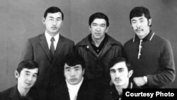 Георгий Василиада жаш чагында. Отургандардын ортосунда Түгөлбай Казаков