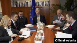 Një prej takimeve ndërmjet palës kosovare dhe asaj serbe në Bruksel, me ndërmjetësimin e Robert Kuperit.