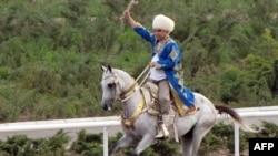 Президент Туркменистана Гурбангулы Бердымухамедов на коне. Ашгабат, 23 апреля 2011 года.