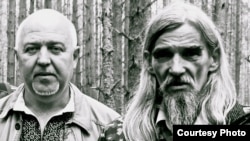 Юрій Шаповал і Юрій Дмитрієв в урочищі Сандармох, серпень 2009 року (фото Ірини Шатохіної)