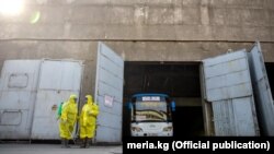 Коронавирустун алдын алыш үчүн коомдук транспортту дезинфекциялап жаткан жумушчулар. Март, 2020-жыл. Санитардык-эпидемиологиялык көзөмөл борборунун адистери бир айдын ичинде Бишкек шаарындагы жүргүнчү ташыган мамлекеттик жана жеке менчик 500 автоунааны, беш мечитти, жети базарды, 15 ашкананы дезинфекциялаган.