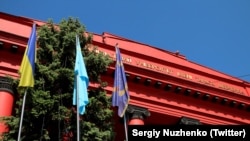 Керівництво Київського національного університету імені Тараса Шевченка вирішило звільнити професора Інституту журналістки Микиту Василенка