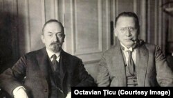 Gheorghi Cicerin (stânga) și Maxim Litvinov