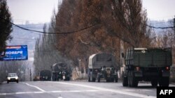 Украинанын чыгышында бараткан номуру жок аскерий автоколонна. 10-ноябрь, 2014-жыл.