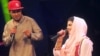 Cântăreața afgană Zulala Hashemi (d) cântă alături de concurentul Sayed Jamal Mubarez (s) în timpul concursului muzical de televiziune Steaua Afgană.