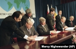 Президент России Борис Ельцин (слева), президент США Билл Клинтон (в центре), президент Украины Леонид Кучма и премьер-министр Великобритании Джон Мейджор (справа) на церемонии подписания Украиной Договора о нераспространении ядерного оружия. Будапешт 5 декабря 1994 года. Соглашение называют Будапештским меморандумом, и оно требует от России соблюдать территориальную целостность Украины