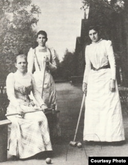 Ліворуч сидить Любов Достоєвська (1869–1926), донька Федора Достоєвського. Вона разом з подругами