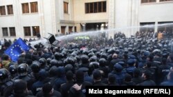 ფოტოგალერეა: პიკეტის დაშლა პარლამენტთან