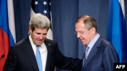 John Kerry (majtas) dhe Sergey Lavrov 