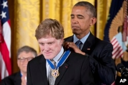 Președintele Barack Obama îi înmânează Medalia Prezidențială a Libertății în timpul unei ceremonii în Sala de Est a Casei Albe - 22 noiembrie 2016, la Washington.