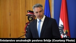 Karl Nehammer akkor még belügyminiszterként Belgrádban 2021. április 29-én