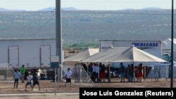 Copii în centru migranţilor din Tornillo, Texas