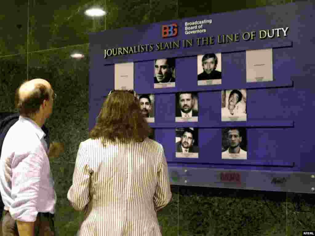 Вашингтон. В Музее журналистики Newseum открыта памятная мемориальная доска, посвященная журналистам, погибшим при исполнении профессиональных обязанностей в 2005-2007 годах. Среди 155 имен есть имя журналиста из Кыргызстана Алишера Саипова.