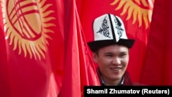 Мужчина в национальном головном уборе накануне празднования Дня ак-калпака в Бишкеке. 4 марта 2016 года.