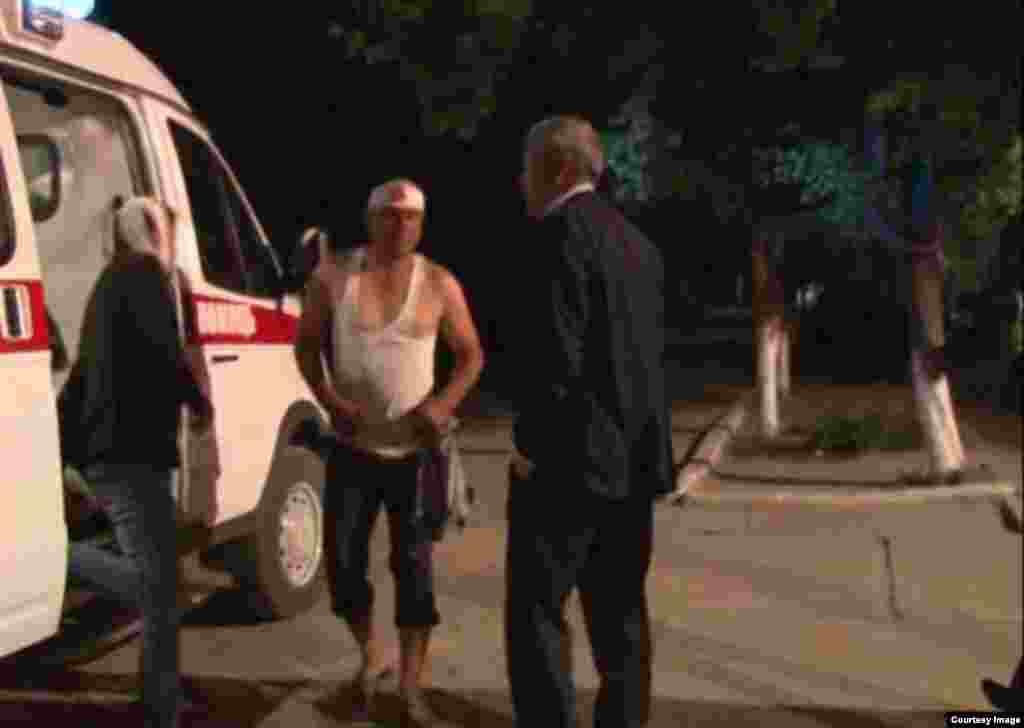 Жабыркагандарды Тез жардам алып кетүүдө.