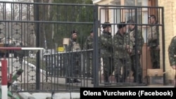 Заступник командира Олексій Нікіфоров біля воріт заблокованої російськими військовими української військової частини А-0669 у Керчі, Крим, 13 березня 2014 року