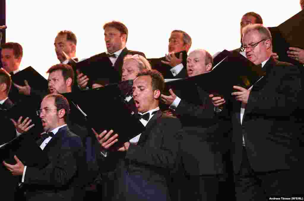 Muzicieni din corul operei cântă în timpul galei extraordinare de deschidere a festivalului &bdquo;Promenada Operei&rdquo;.
