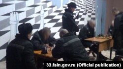 Sakkozó fogvatartottak 2019. december 26-án a pokrovi büntetőtelepben, ahol Alekszej Navalnij is szabadságvesztését tölti.
