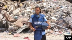 "Ал-Жазиранын" журналисти Анас аш-Шариф Газа шаарынын жанындагы кыйраган ооруканада турат, 10-октябрь, 2024-жыл.