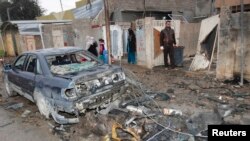 Građani Kirkuka na mestu jednog od bombaških napada, 15. januar 2014. 