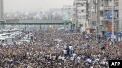 Cотні тисяч прихильників дотеперішнього кандидата в президенти Мір Хосейна Мусаві на мітингу протесту проти офіційних результатів виборів. Тегеран, 15 червня 2009 р.